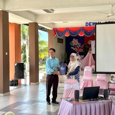 Penceramah Dr. Low2